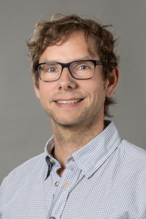 Das Bild zeigt Christian Ewald, die Ärztliche Leitung des MZEB, Facharzt für Neurologie, Psychiatrie und Psychotherapie