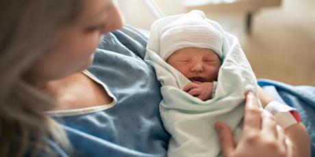 Mutter hält Baby im Arm