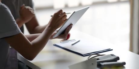 eine Person berät eine andere mit